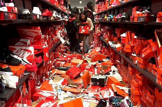 tistoo's tweet photo. อือหือ สภาพร้านรองเท้า Nikeในเอ้าท์เลทที่ซีแอทเทิ้ล หลังผ่านสมรภูมิช้อปปิ้ง Black Friday https://t.co/U2OFSENbPH