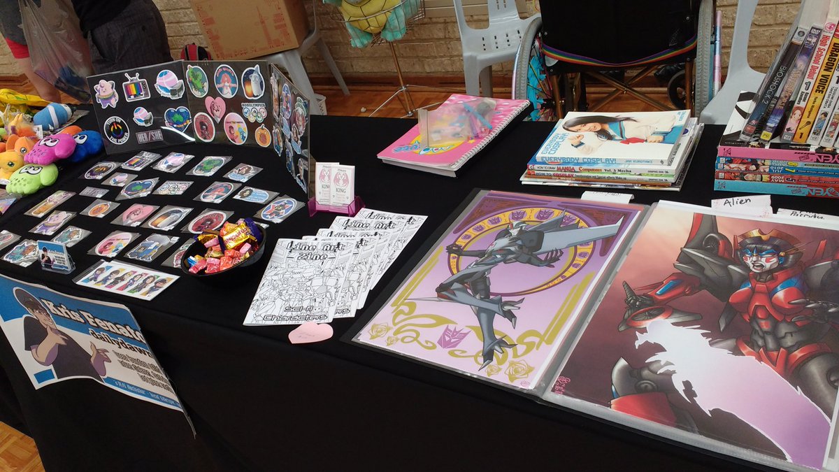 Sparkly_SciFi's tweet photo. Selling some art at Collector Zone toy fair with a rad dood! 😀  #artprints #collectorzone https://t.co/cpk2vzakZp