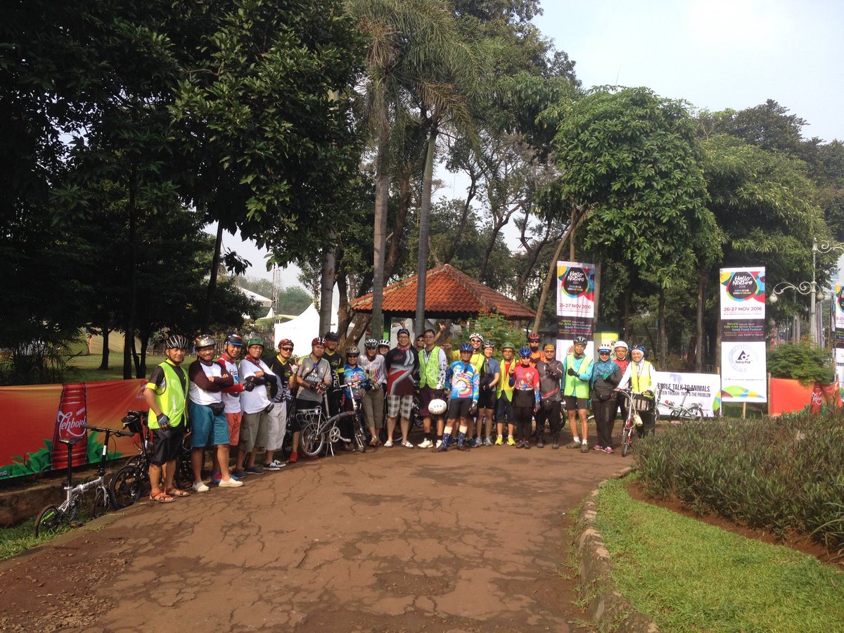 Peserta gowes kali krukut bersiap jalan menuju Taman Tatebuya <a href="/hellonatureID/">Hello Nature</a> <a href="/B2WIndonesia/">Bike2Work Indonesia</a> <a href="/idfoldingbike/">id-foldingbike</a>