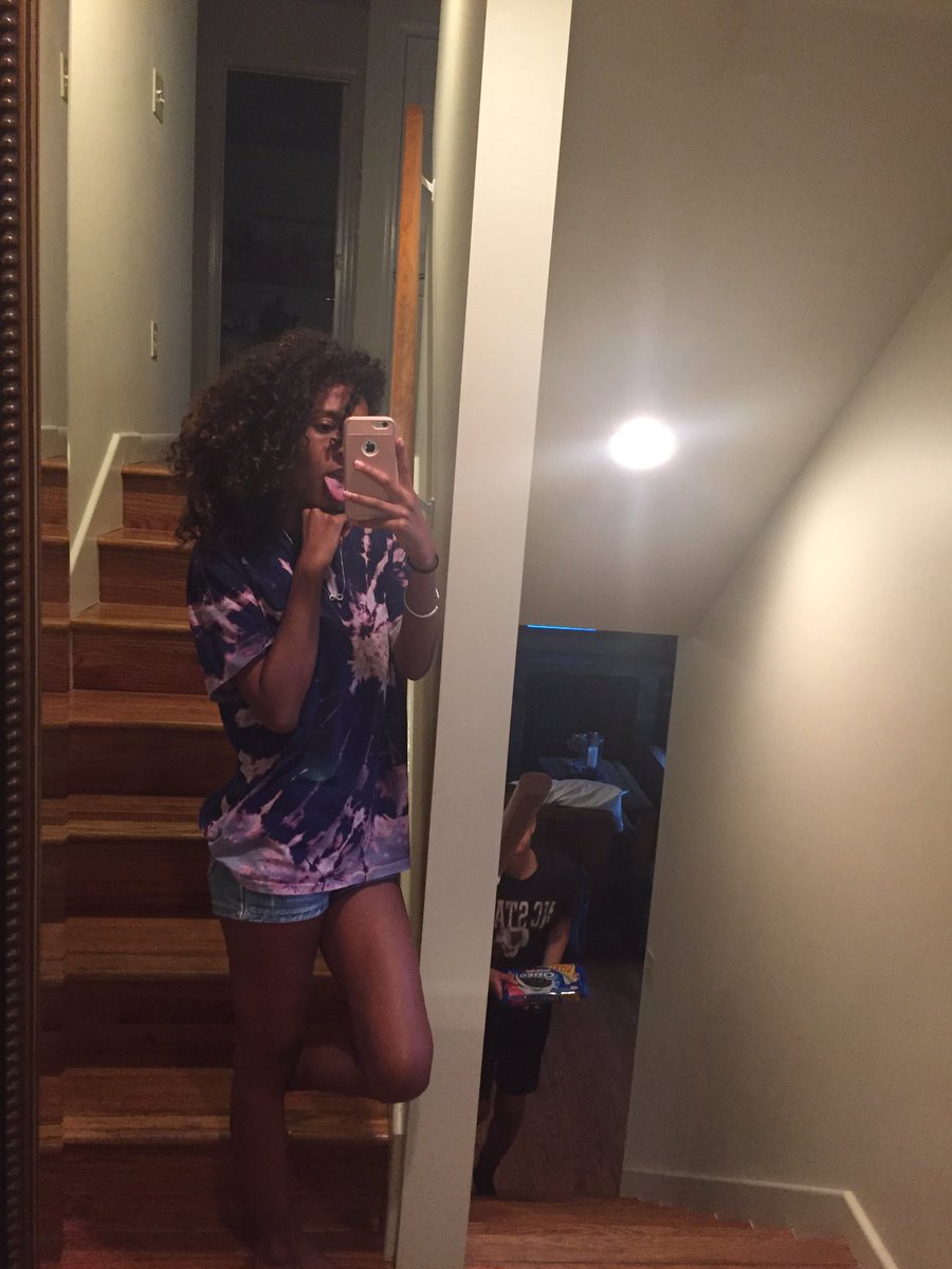 lexaeee__'s tweet photo. Probably gonna delete this but #skinnyashellchallenge 🌱🌱 https://t.co/lUayBAEe1a