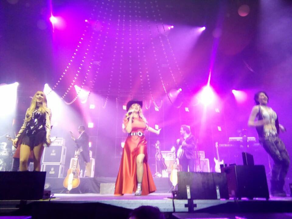 weri_fans's tweet photo. Alicia Villarreal junto a Ha*Ash en el Palacio de los Deportes. @AVWERITA @WeriFansOficial @haashoficial https://t.co/xH0kNjN2V7