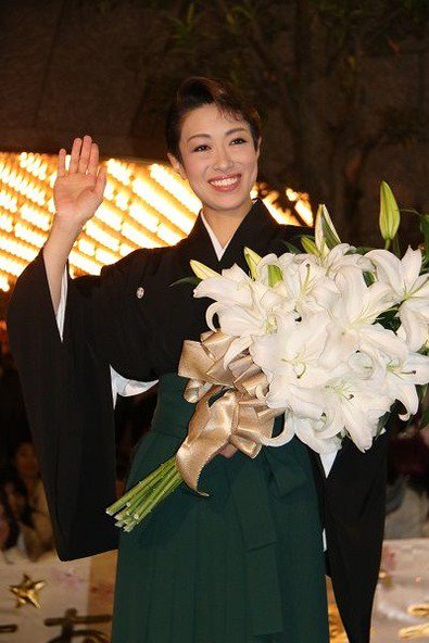 takarazuka_j's tweet photo. アップしました！ 宝塚ジャーナル : 全ての山に登り続けて、北翔海莉宝塚に別れ　ラストデーレポート https://t.co/CsdNmsS4D5 https://t.co/o5vbOhwDlB