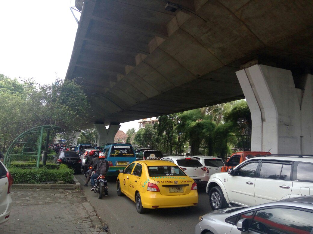 lalu lintas d bawah flyover dr taman sari ke arah dago...padat pisan #weekenddibdg