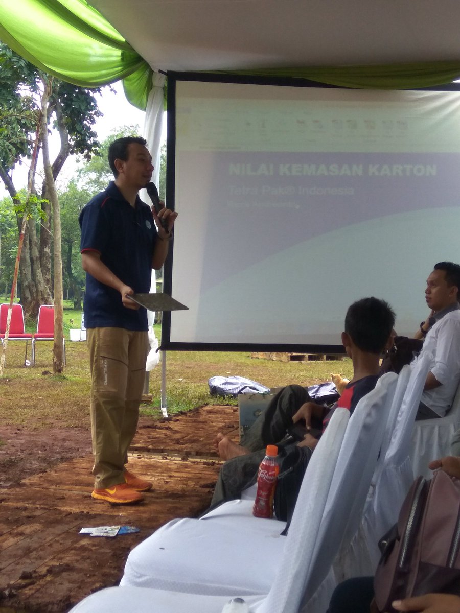 TetraPak_ID's tweet photo. Bapak Reza Andreanto memberikan salah satu contoh produk daur ulang yang dihasilkan dari kemasan Tetra Pak #HelloNature2016 https://t.co/hVdpfKf95g