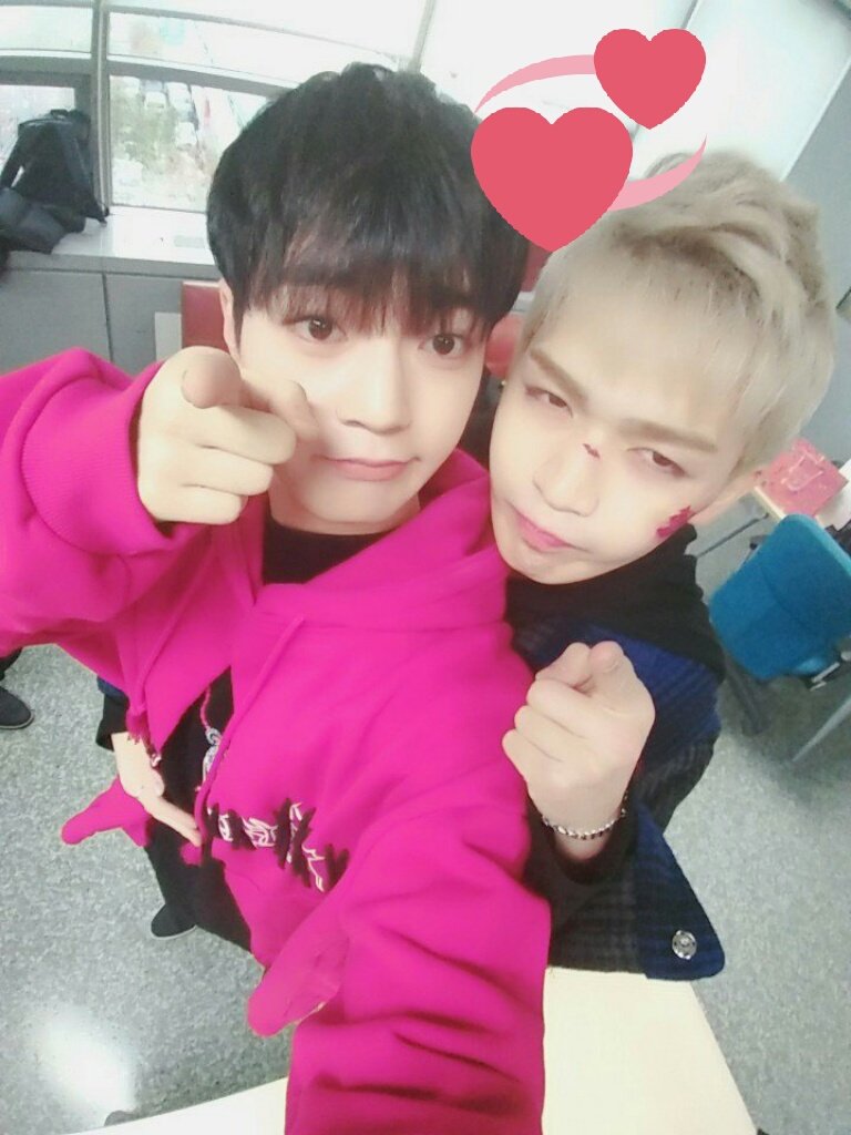 A_W0527's tweet photo. โอยยย~~~ ชิปหนักมากกกก เขากอดกันด้วยยยยยยยยยย ฝินนนนนนนนน #gyuto #gyubit #gyujin #bitto #up10tion https://t.co/UcD7NSumCY