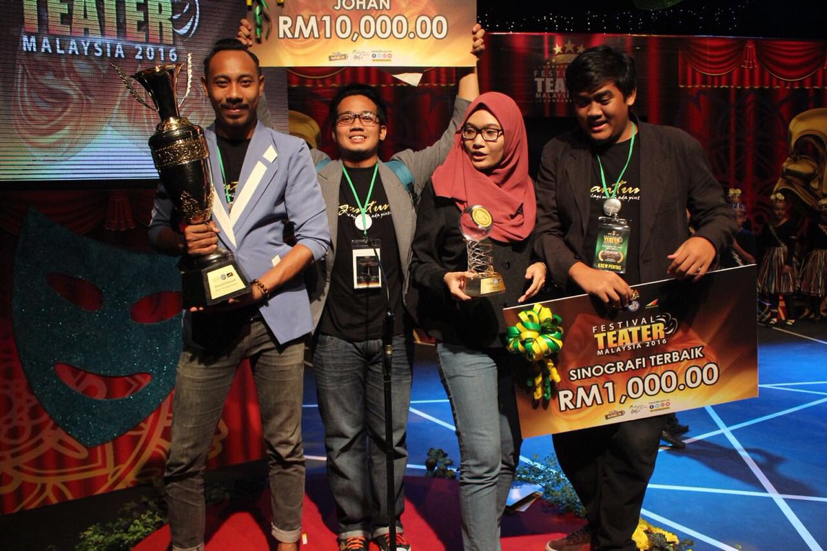 ahmaddghani's tweet photo. Alhamdulillah, johan Festival Teater Malaysia 2016. Terima kasih semua yg menyokong & mendoakan kami. Terima kasih 😊
#FTM2016 https://t.co/BDMkDfdx9t