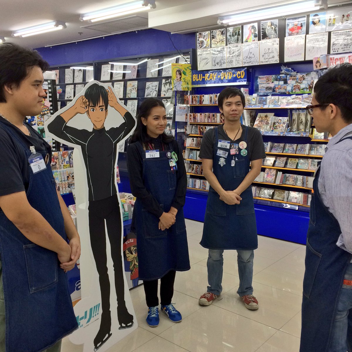 ユーリ!!! on ICE】バンコクのアニメイトでピチット君がバイト!? 店長 