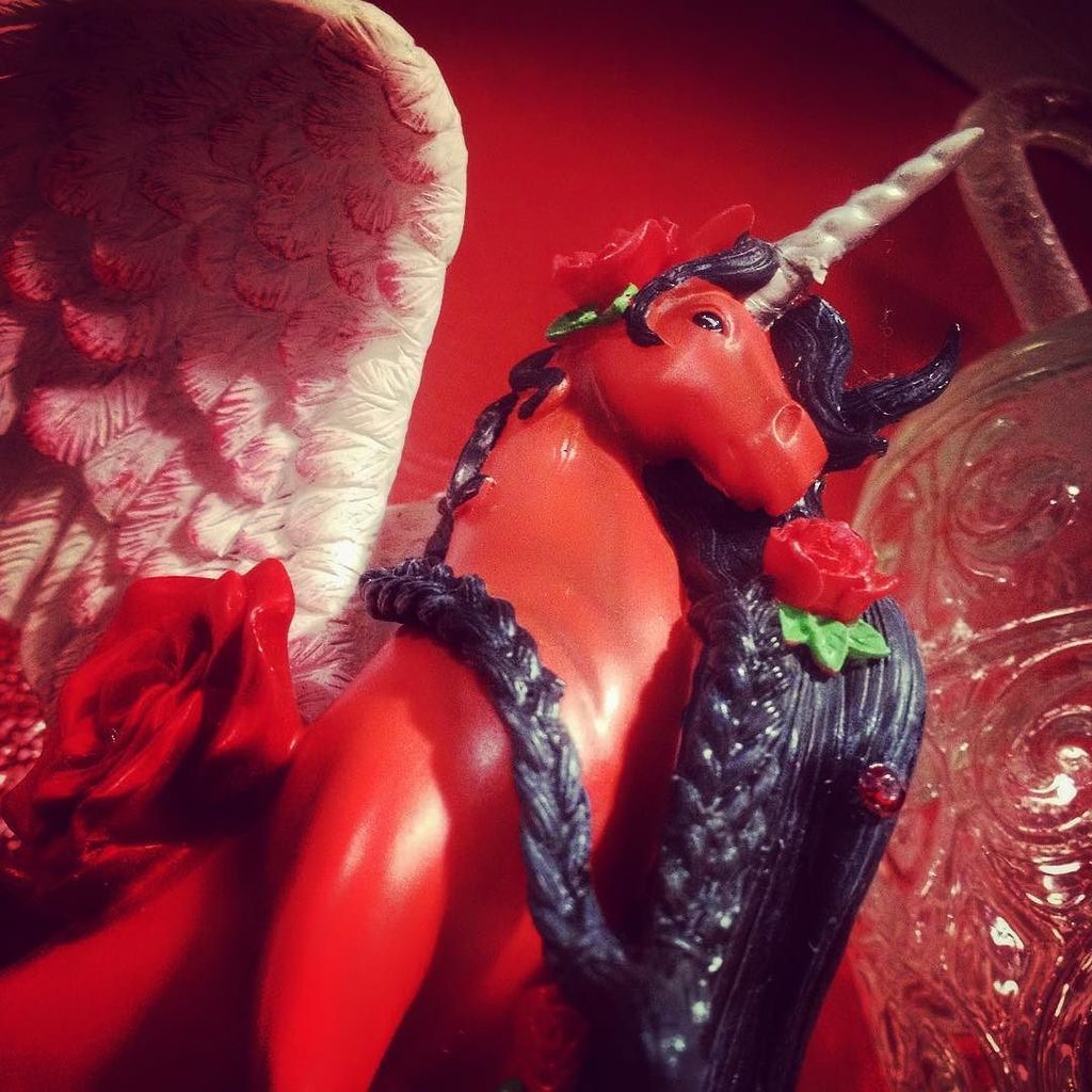 GEARyMUSIC's tweet photo. Oh look, a unicorn. ๐ฆ #unicorn #redunicorn #redandblack #roses #redroses #unicornwings #unโฆ https://t.co/qaINB4WdhM https://t.co/0LC4U5VcdK