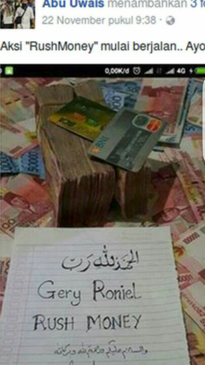 Dari gepokan uang yg diposting gue hitung ada sekitar 70 jutaan ditambah uang yg ditebar dibawahnya bisa 100 jutaan