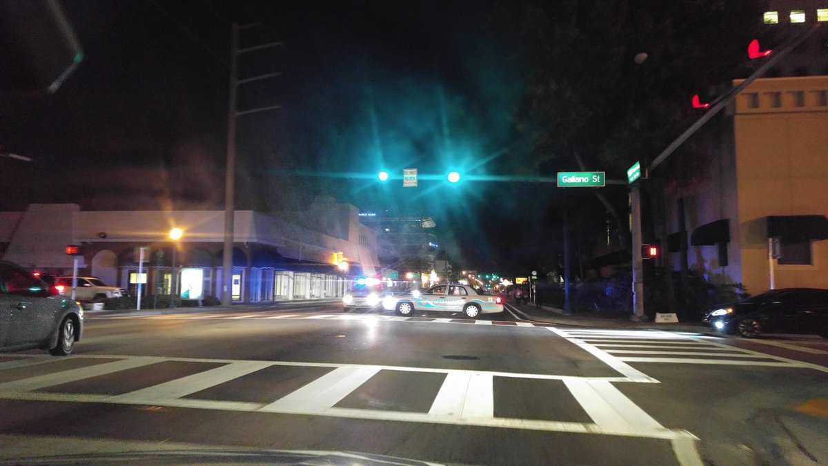 capitz's tweet photo. Calle ocho cerrada desde Galiano ave. 3 cuadras antes de Versailles para que la gente celebre la #muertedefidel #CastroDead .@elnuevoherald https://t.co/fRjhLWROiu