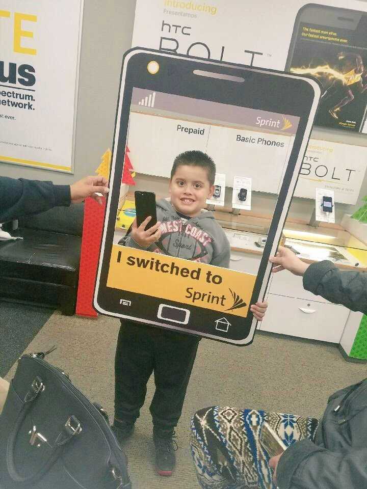 GD4000CAT's tweet photo. Never to young for your 1st phone! Team CAT happy to provide that and make it the best experience ever!! @PLD_WL @CAT_WL_DES @wl_byoung https://t.co/z93eeYP0GB