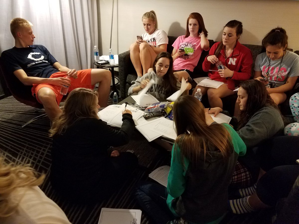 JKreikemeier13's tweet photo. #NE4H working hard on Thank you notes for #Nat4HCongress donors! #alwayssaythankyou #handwrittennotesarethebest #ThankYouDonors https://t.co/QhM0hgokrc