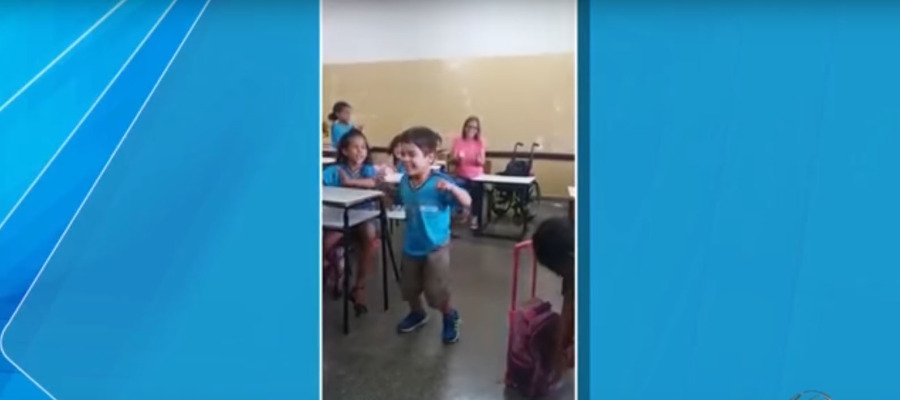 VÍDEO | Un niño con parálisis consigue caminar por primera vez entre los aplausos de su compañeros atres.red/q3z2e1