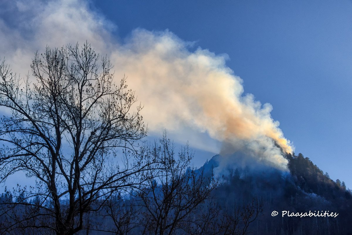 KPlaas's tweet photo. #wildfire on Chimney Tops in @GreatSmokyNPS late this afternoon @Interior @SmokiesFriends @WBIRWeather @JimCantore #drought @GSMAssoc https://t.co/5psopoRjlX