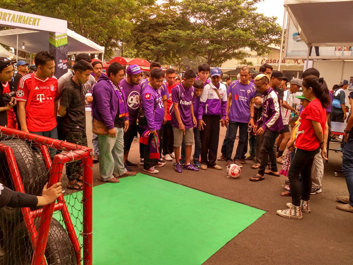 Temen2 dr <a href="/ViolaClubINA/">Fiorentina Indonesia</a> lg seru2an d booth BOLA di acara #BSR2016, yg lg d sekitaran TMII yuk merapat...