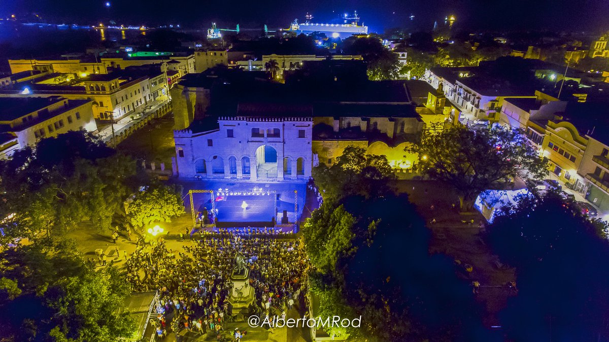 BUFEOCOM's tweet photo. #colonialfest #parquecolon Banda musical juvenil y Ballet Folklórico del ministerio de turismo #bufeocom #rodandoenrd #djiglobal #djicreator https://t.co/oJyOluNj7B