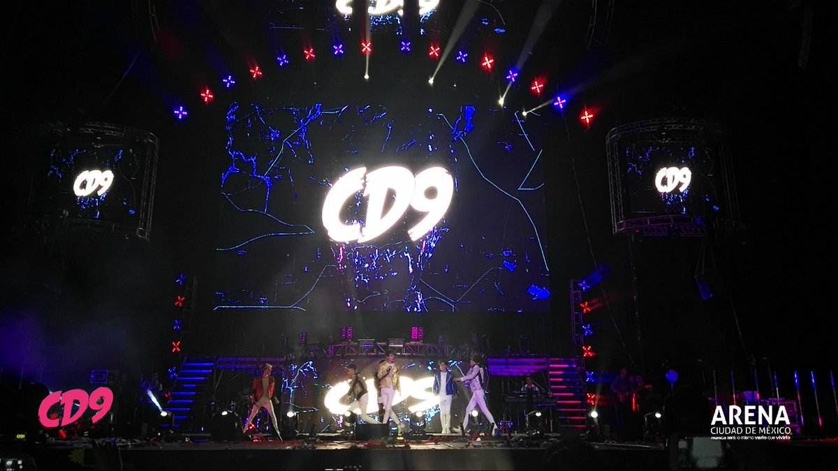 ArenaCdMexico's tweet image. Las sorpresas no paran en #RevolutionTour, ahora tocó el turno de compartir escenario a @alexhoyer con @CD9 cantando #DéjàVu