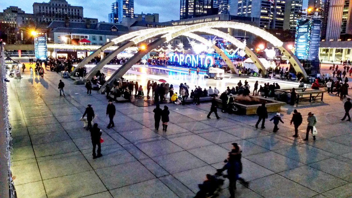 RFxPHOTOGRAPHY's tweet photo. #CavalcadeOfLights #Treelighting #rfpiskey https://t.co/R9K3ljt2jB