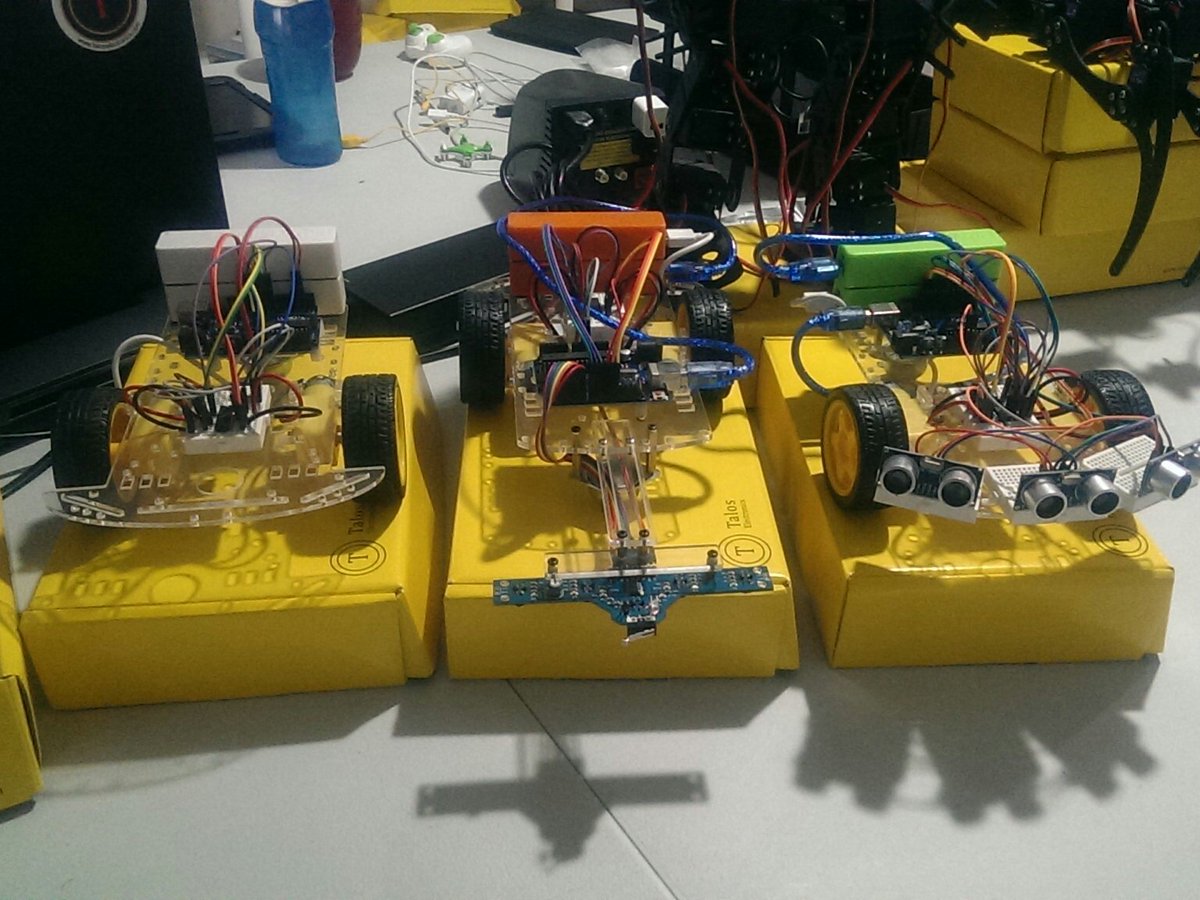 taloselectronic's tweet photo. Los niños. #taloselectronics #robot https://t.co/SU3lATOYx1