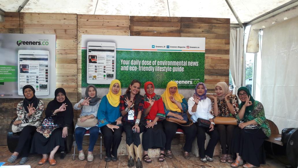 Greeners_ID's tweet photo. Keseruan bersama tim bank sampah my darling di booth greeners. Salam zero waste #1selfie1tree #HelloNature @banksampahmyda1 https://t.co/DC7wLKyXFr