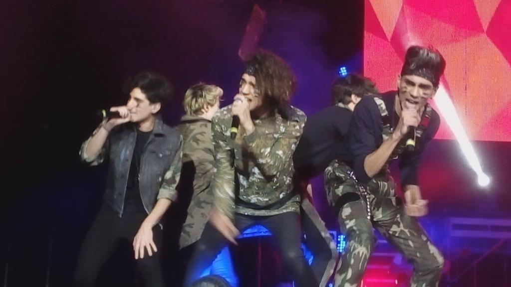 CodersAsters's tweet photo. OMAIGA 😱😱😱#REVOLUTIONTOUR https://t.co/UJ688NeRp7