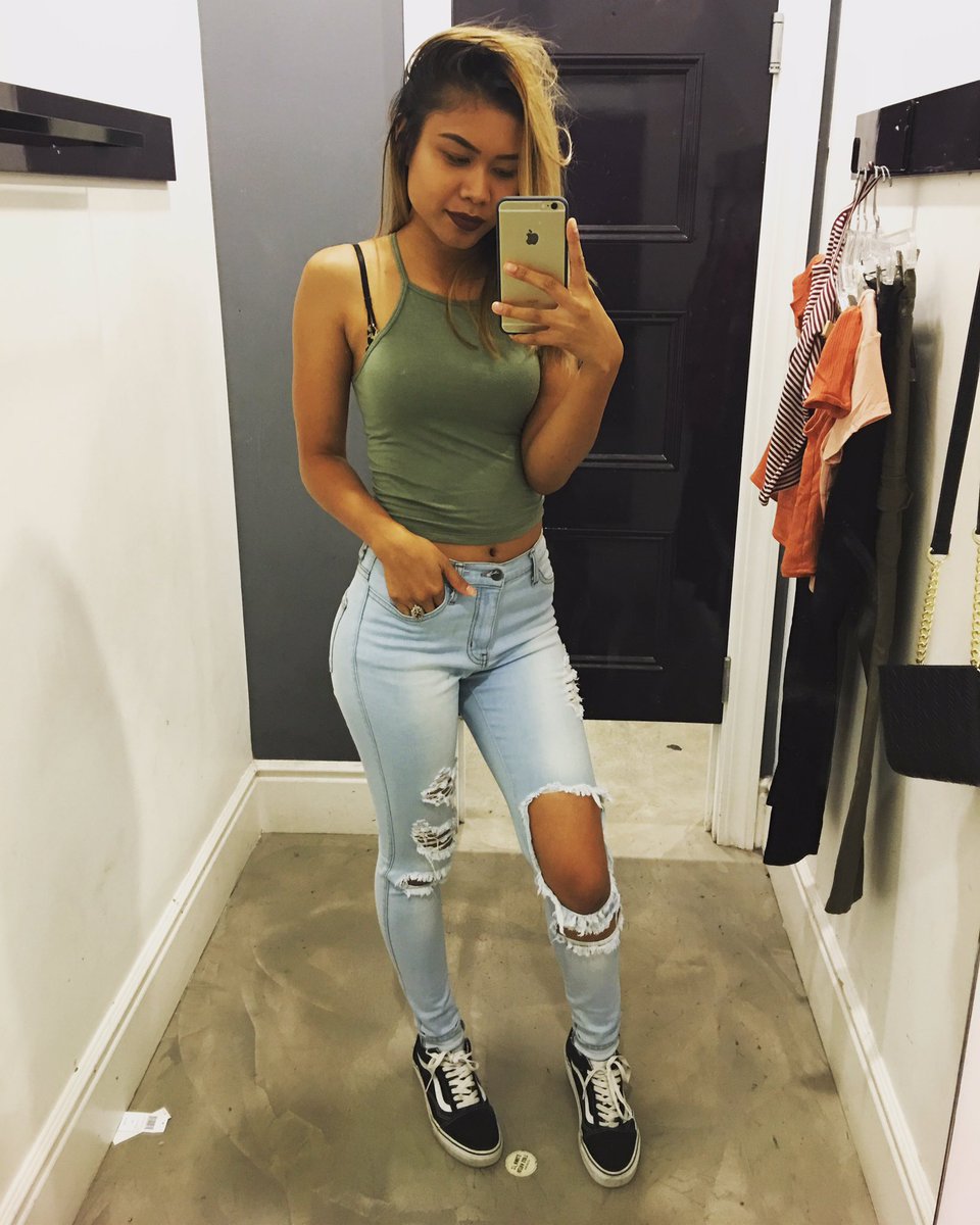 Ayo_So's tweet photo. Always been skinny finally accepting myself for being tiny ☺️ #PetiteGirlsChallenge https://t.co/k7d4OkOCUe