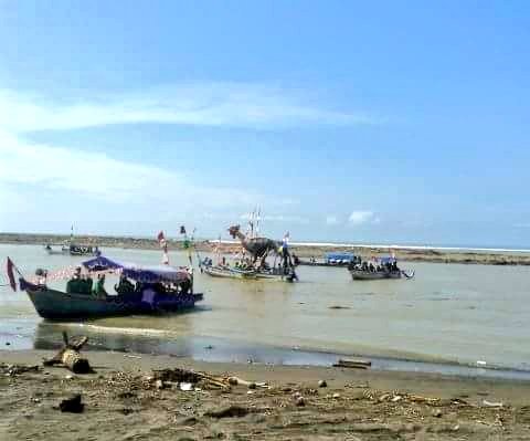 Selain itu ada lomba perahu hias sebagai salah satu rangkaian #FestivalLukulo. Tetap jaga kebersihan ya! :) (BS)