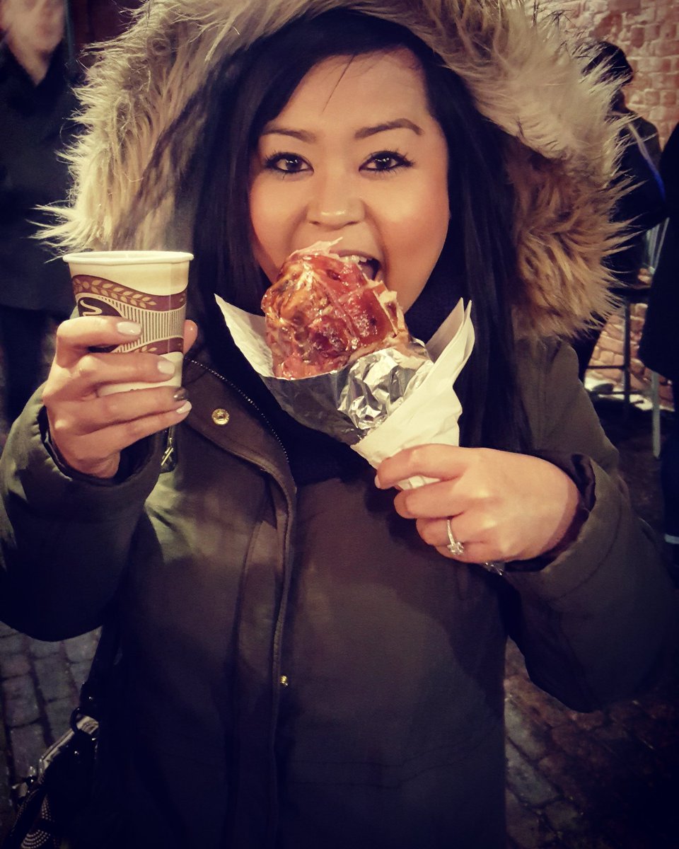 c_nguyenn's tweet photo. @Distillery_TO @TOXmasMkt my first π & mulled π· #snackqueen #foreversnacking #allofthethings #tastetest #tistheseason cc: @Houndamfc https://t.co/zouNkXZn0Z