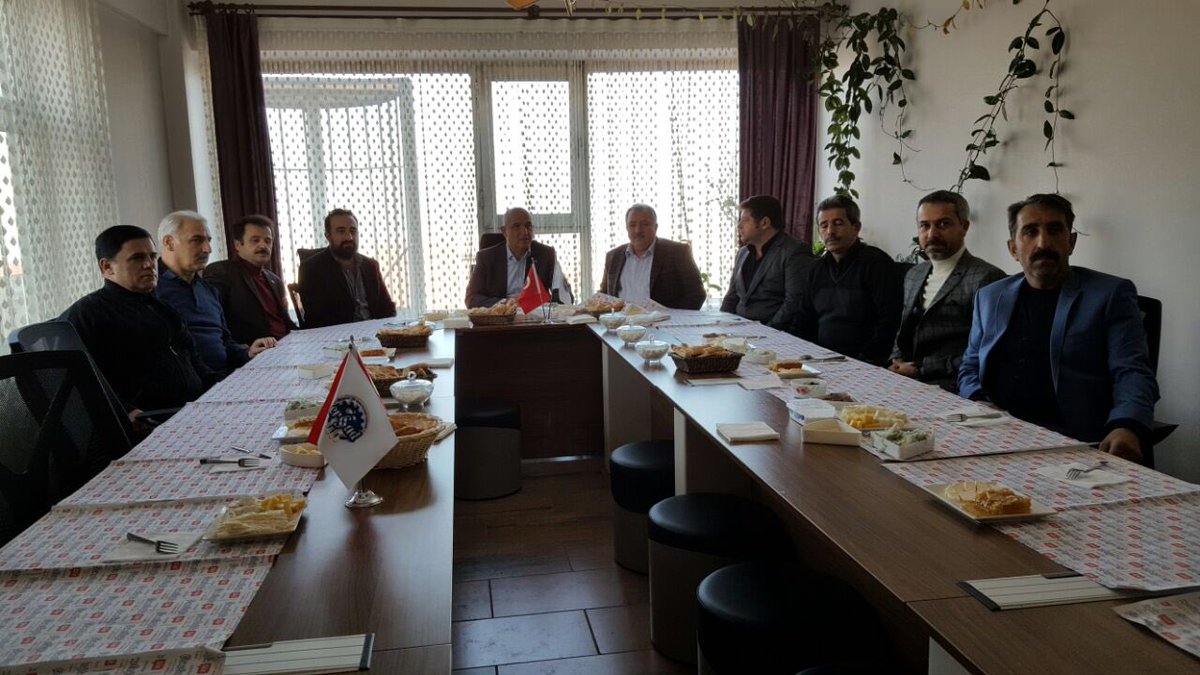 Pazar gününe Erzurum Süt Sanayicileri Derneği'nde üreticilerimizle kahvaltıda bir araya gelp,sorunlarnı dinleyerek başladk <a href="/farukcelikcomtr/">Faruk Çelik</a>