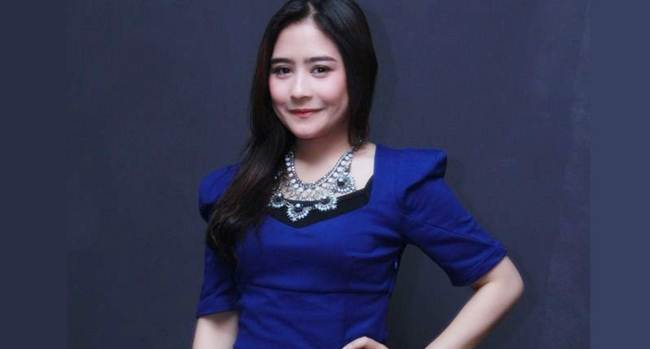 jadiberitacom's tweet photo. Prilly Latuconsina Wakili Aktris Muda di Web TV Asia Awards 2016 https://t.co/LzOb1JGP0H https://t.co/JEEag3Cr7h
