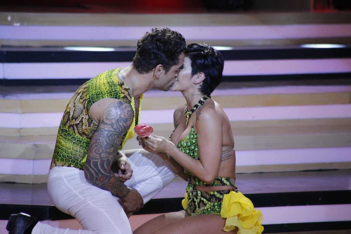 estanocheperu's tweet photo. ¡Hermosa sorpresa! @thiagocunhabr ❤ @thati_lira #LaPistaSerespeta MIRA EL VIVO -> https://t.co/k2ek7NVyAr https://t.co/mCusdQgMwa