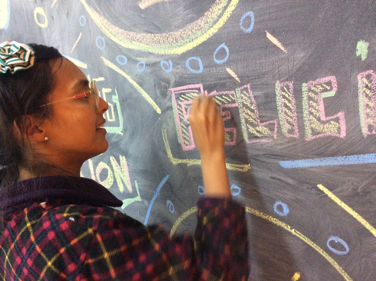vlahebo's tweet photo. #DianaGarcia y su gráfica en el muro de #EducaciónDelFuturo @catedrafuturo @innovagobernar1 @bienpensado @gobnarino @nvelez @edDisruptiva https://t.co/HMTJ2Bsi8O