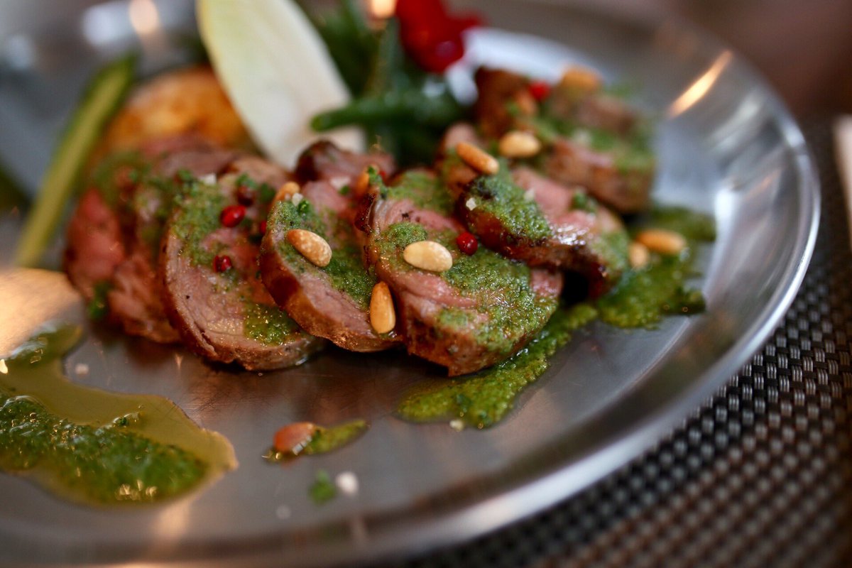 tavarez2k's tweet photo. @empreintebistro #앙프랑뜨 #アンプラント #갈릭버터소스양고기로스트와그라탕도피누아
#연어그라브락스샐러드와사워크림드레싱 #Canon_EOS_6D #Sigma_ART_35mm #Cafe_imi #사계차 https://t.co/fD5Em6sQLA