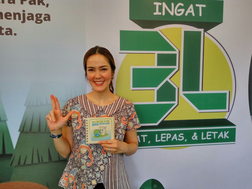 TetraPak_ID's tweet photo. Di acara #HelloNature2016 hari ini booth Tetra Pak kedatangan @cathysharon88 #1Selfie1Tree https://t.co/Z1B3hTR9H0