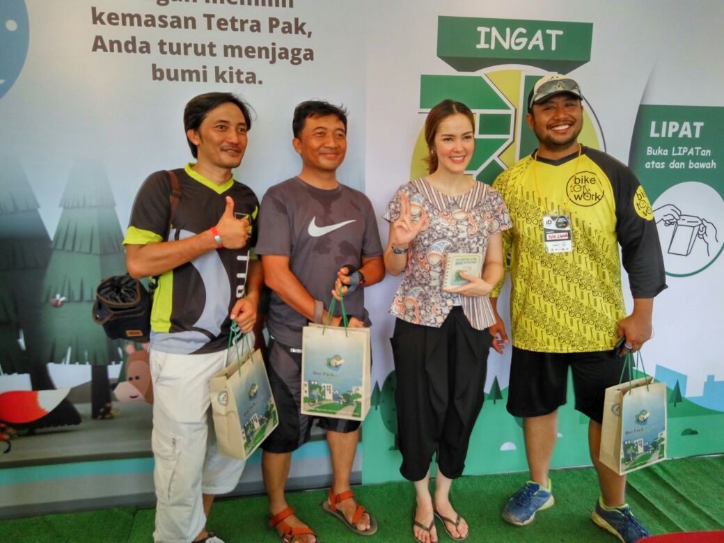 TetraPak_ID's tweet photo. Dan ada teman-teman dari @B2WIndonesia yang juga berkunjung ke booth Tetra Pak hari ini #HelloNature2016 https://t.co/rarcHyrAfq