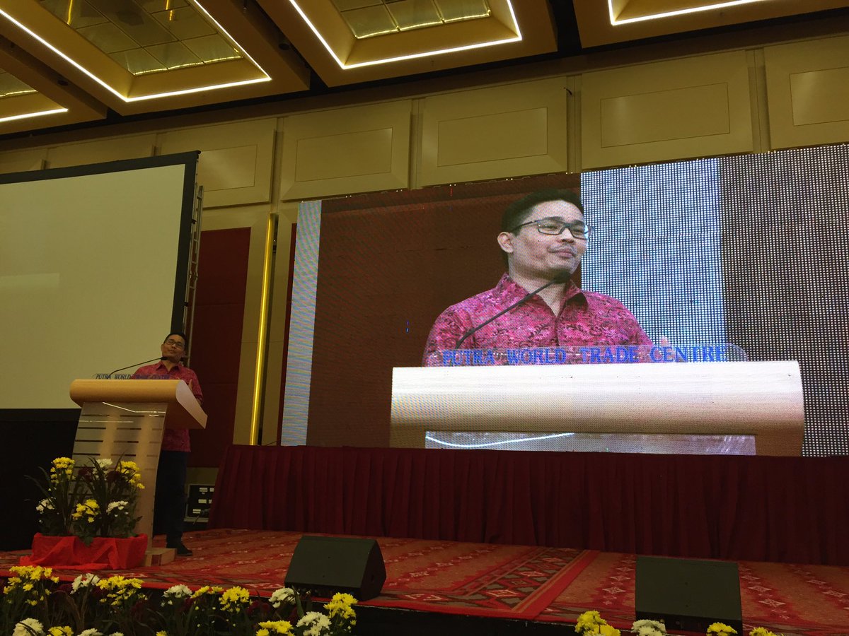Zuhri's tweet photo. @azwanbro AKHI chairman sharing his experiences in the UK with KULN. Thks @ibdil for allowing @AKHI_Comms a few slots with young leaders https://t.co/IgrV1AJ56a