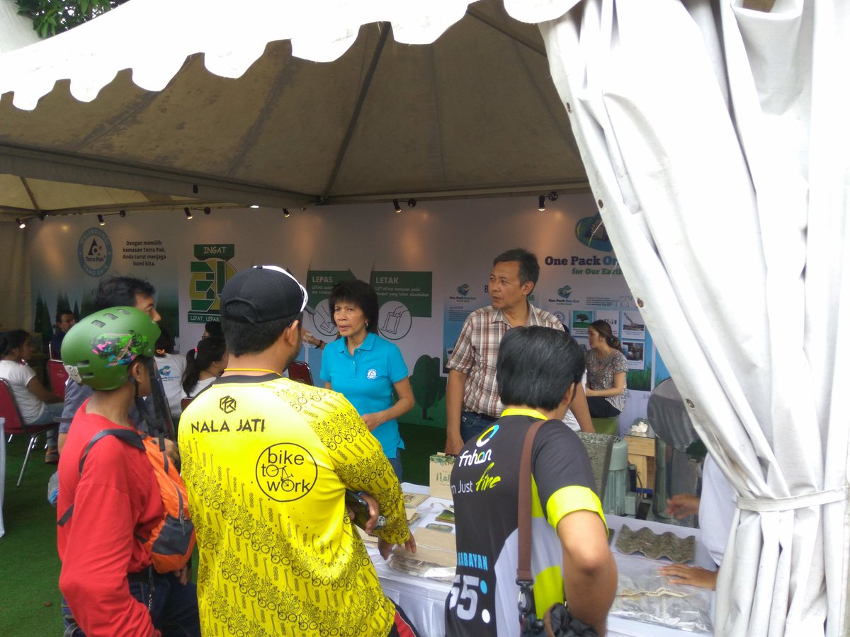 TetraPak_ID's tweet photo. Ibu Mignonne sedang menjelaskan mengenai produk daur ulang dari kemasan Tetra Pak kepada teman-teman dari @B2WIndonesia #HelloNature2016 https://t.co/SRfPdPlbOT