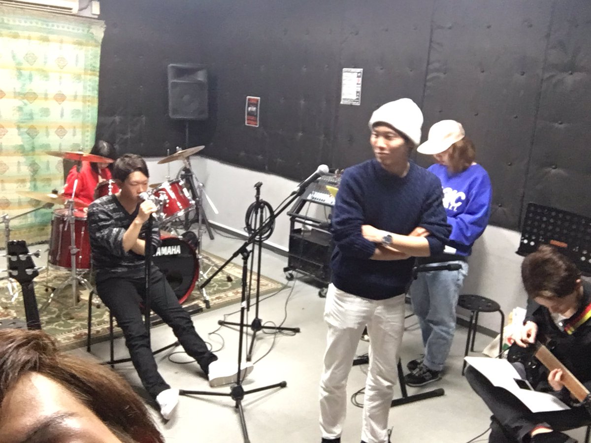 SecretTasK_'s tweet photo. 今日は初全員集合してセッションかと思いきや……
若干1名が(´；ω；｀)
今から練習しまーーーす♪

撮ってる本人ほぼ写ってないねww

Rei https://t.co/F1LOINeZMz