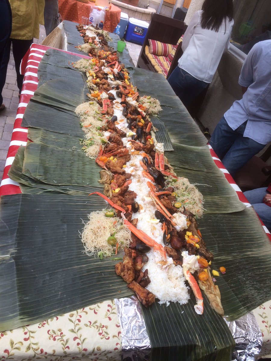 jojokage's tweet photo. Food eating: Round 2 - with Mia #BoodleFight #kamayan #eatingwithyourhands #FilipinoStyle #wholekitandkaboodle https://t.co/IlDiVOH5zt