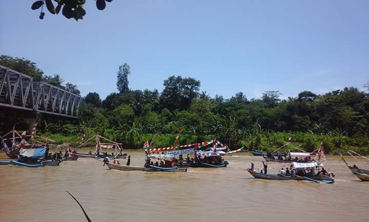 Iring-iringan lomba perahu hias #FestivalLukulo sedang melintasi bawah  Jembatan Lukulo Ayamputih. (Windy)