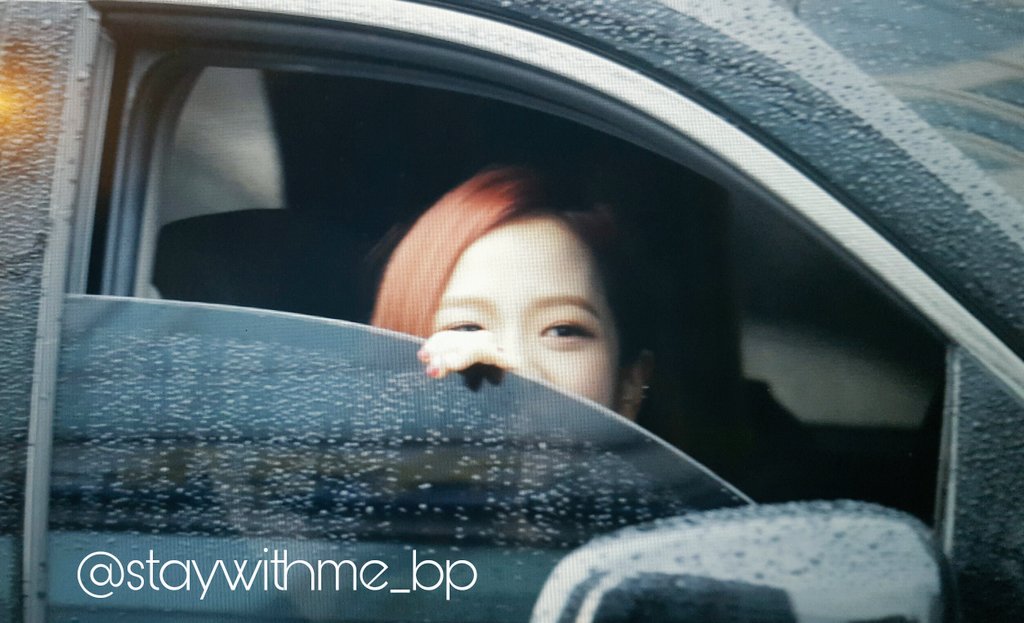 Staywithme_BP's tweet photo. 161127 #블랙핑크 #지수 퇴근길 프리뷰 https://t.co/Nogb6sOU7s