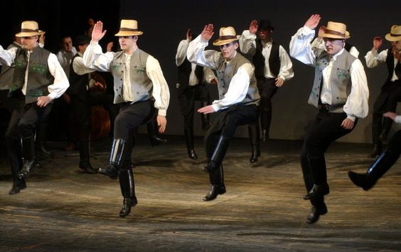 neptancosok's tweet photo. egy kis legényes 🎻🇭🇺👢 #neptanc #legenyes #folkdance #magyar https://t.co/rKPkvXFHBY