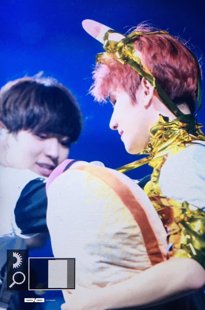 CHANBAEK_FAMILY's tweet photo. 161127 #EXOrDIUMinTaipei
มาให้จับซะดีๆ แบ้กกาจูวววว~!!! 
||มองกันแบบ.. โลกนี้มีเพียงเราㅜㅠㅜㅜㅜ

(cr; Demonangel_92) https://t.co/eXsFeVu0SO