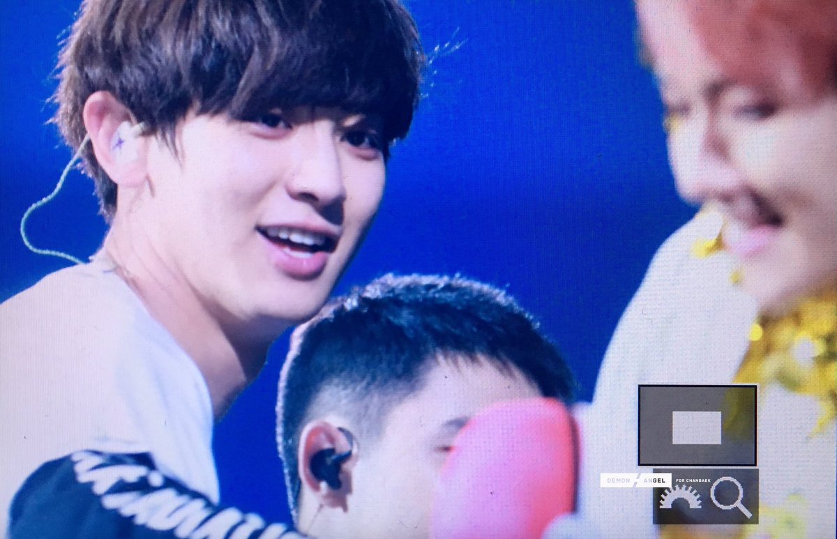 CHANBAEK_FAMILY's tweet photo. 161127 #EXOrDIUMinTaipei
มาให้จับซะดีๆ แบ้กกาจูวววว~!!! 
||มองกันแบบ.. โลกนี้มีเพียงเราㅜㅠㅜㅜㅜ

(cr; Demonangel_92) https://t.co/eXsFeVu0SO