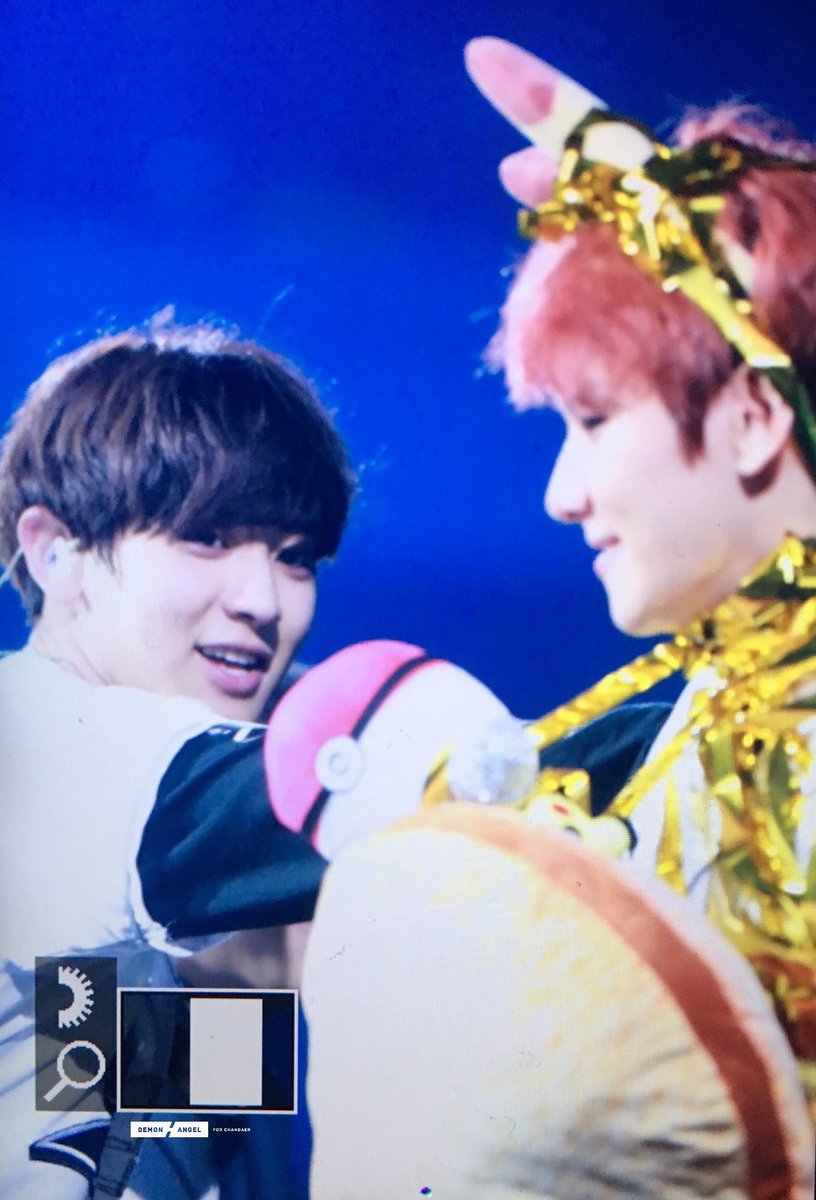 CHANBAEK_FAMILY's tweet photo. 161127 #EXOrDIUMinTaipei
มาให้จับซะดีๆ แบ้กกาจูวววว~!!! 
||มองกันแบบ.. โลกนี้มีเพียงเราㅜㅠㅜㅜㅜ

(cr; Demonangel_92) https://t.co/eXsFeVu0SO