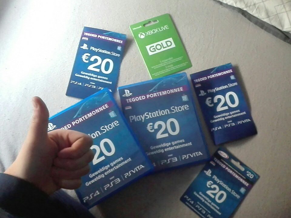 FlashIsSynergy's tweet photo. Guys im givingaway, 5 PSN CARDS AND 1 XBOX LIVE GOLD 3 MONDS CARD!! U only need to like this tweet and retweet and turn me notifications on! https://t.co/tJqaRByV3m