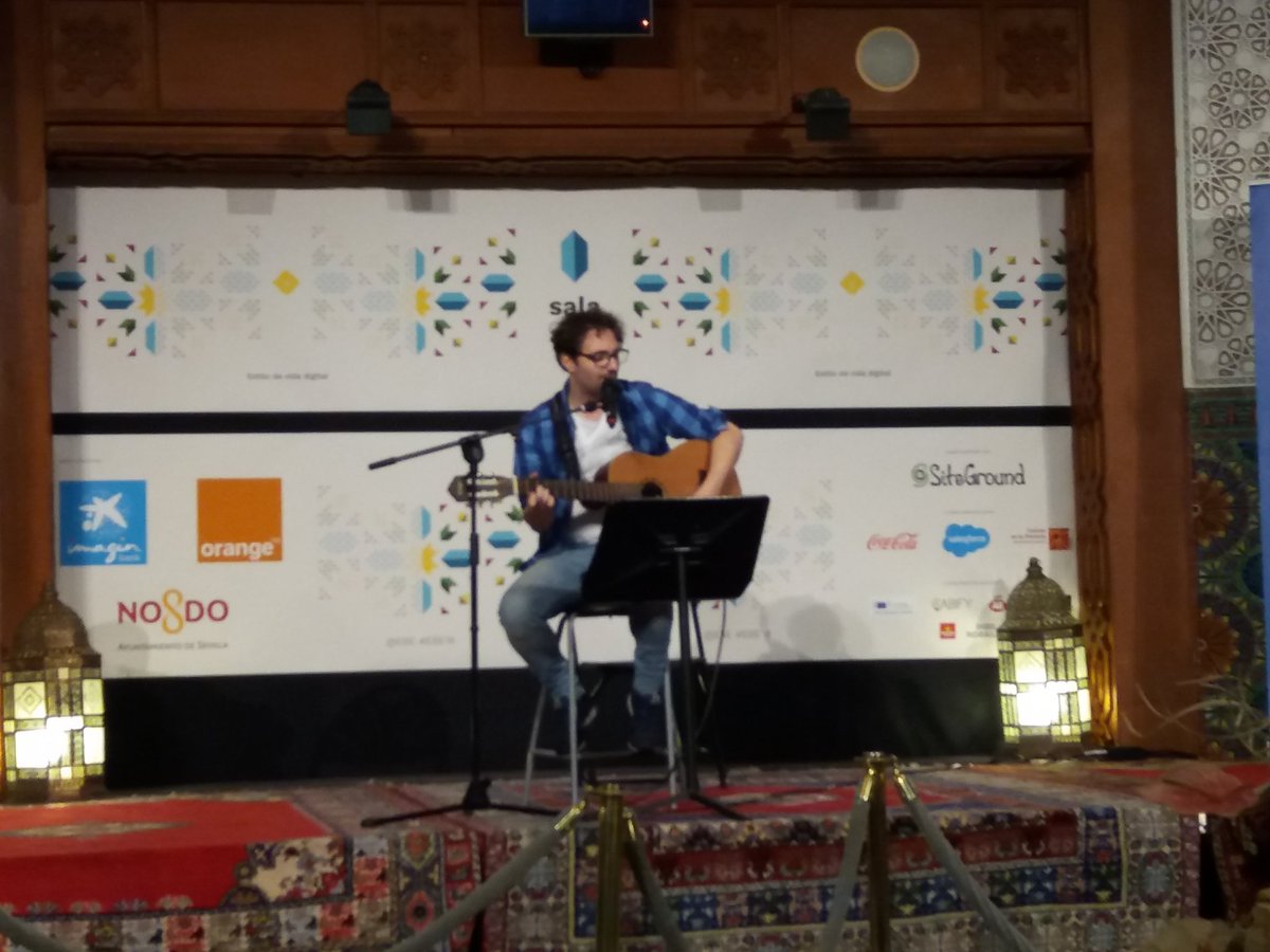 juanmadiaz's tweet photo. "Así estoy yo sin tuits"... recordando esto que nos cantó @vicgrande en #EBE09... Canción friki donde las haya... #azulEBE #EBE16 https://t.co/8cTqxAevjH