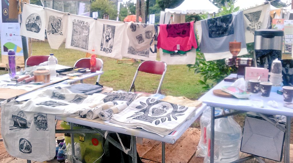 hellonatureID's tweet photo. sablon dengan cara berbeda menggunakan Cukil Kayu hanya ada di Hello Nature 2016👌🎨 yuhhuuuu ~

#HelloNature2016 #Greeners https://t.co/U1pvMlWDnR