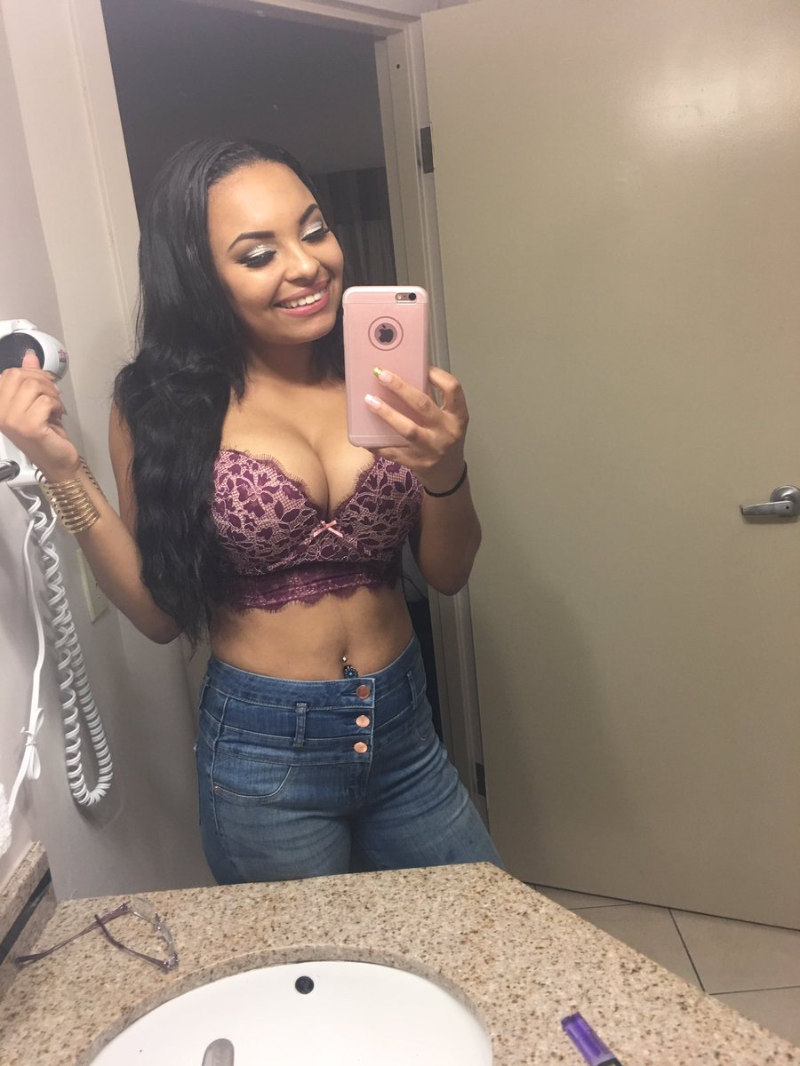 tdollfacee_'s tweet photo. Was definitely poppin tonight๐๐๐ฆ #prettygirlmagic #houston https://t.co/ZIvwVLkiia