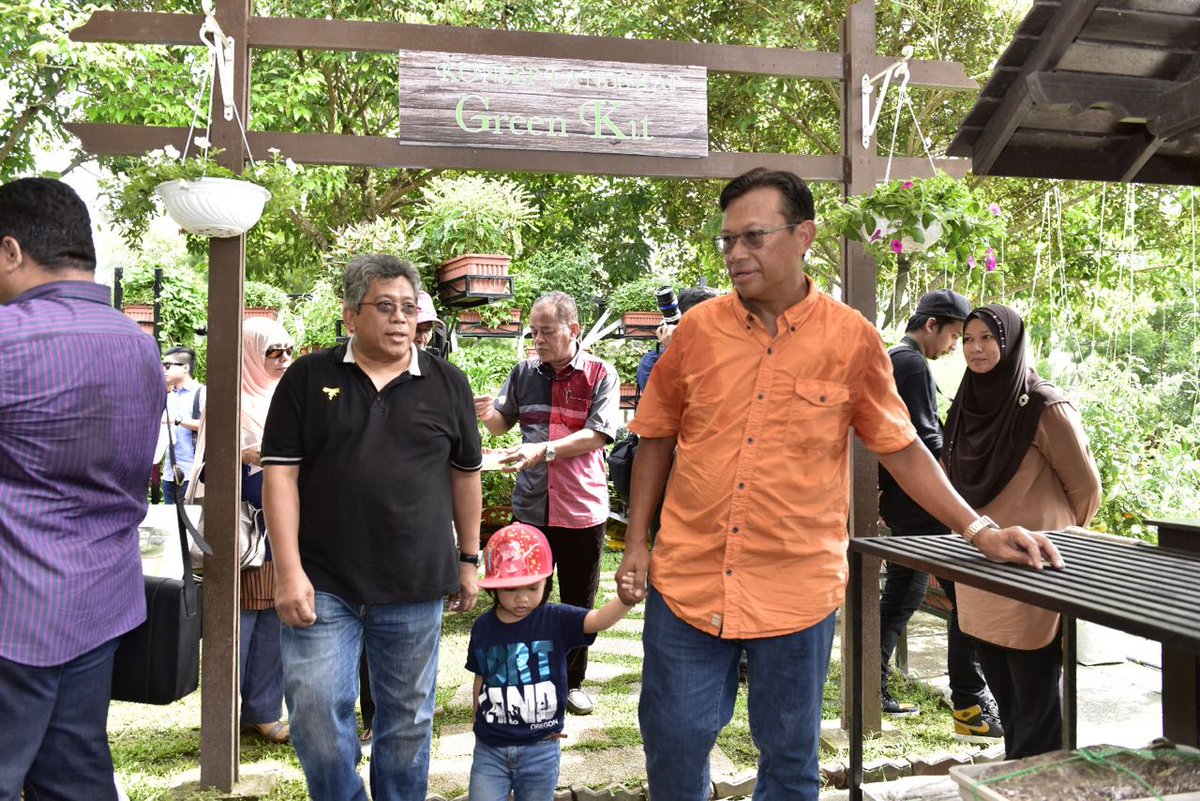 mardimalaysia's tweet photo. Teruja! 😘DS @shaberyc &amp; rombongan dibawa melawat ke Laman #GardenDistrict yang bakal menggamit pengunjung pada #MAHA2016 nanti. #betterMARDI https://t.co/prlE9HsJK1